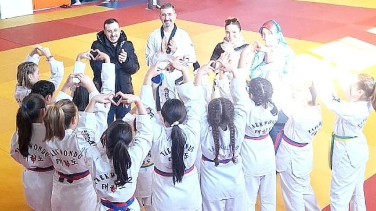 Düzce'de Kızlar Mavi Kuşağı Taktılar 1